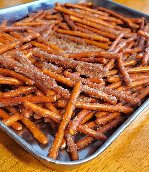 Baked Cinnamon Sugar Pretzel Sticks Irish Cream Truffles, Toffee Bites, Cinnamon Pretzels, Cinnamon Sugar Pretzels, Baked Pretzels, Easy Truffles, Easy Chocolate Fudge, Pretzel Snacks, Peppermint Fudge