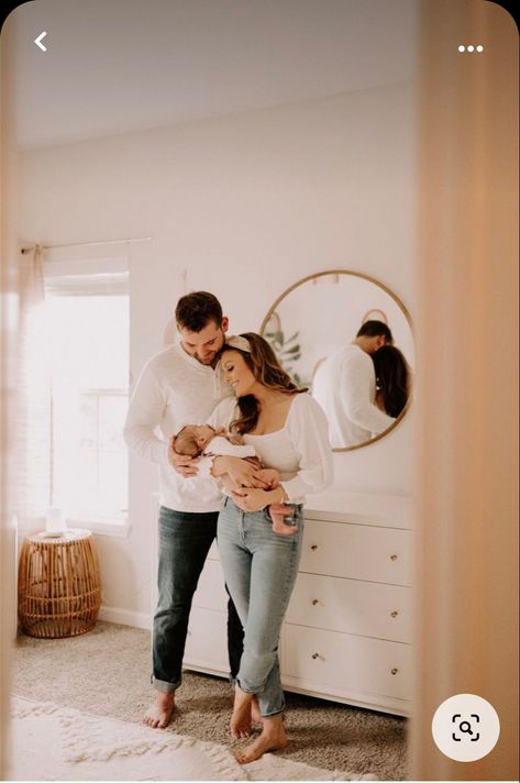 Family Pic With Newborn, Newborn Photo Shoot Family Outfits, Newborn Picture Outfits For Family, Newborn Pictures Mom Outfit, Family Newborn Pictures Outfits, How To Take Newborn Photos, Newborn Photo Family, Newborn Shoot Outfits, Newborn Shoot Outfit For Mom