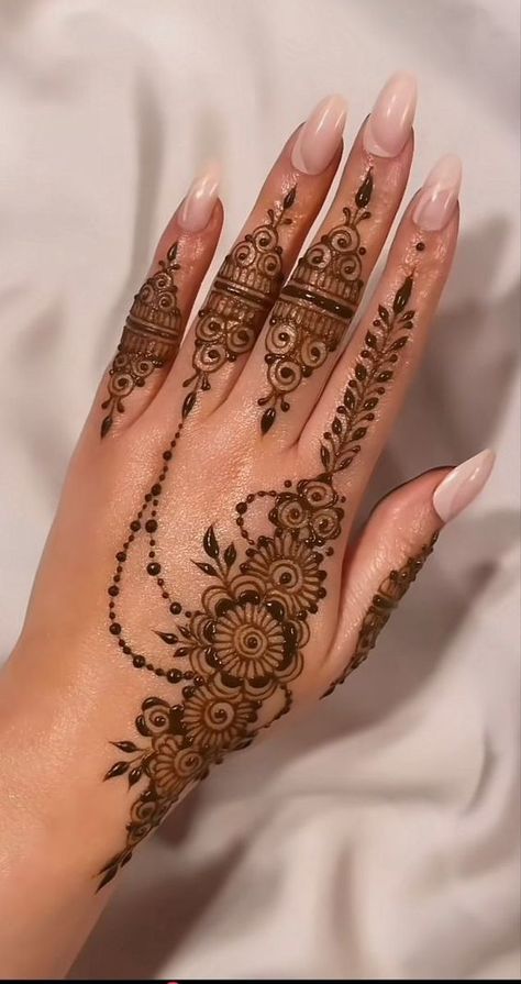 Mehendi Designs For Women, Classic Mehandi Designs, Henna For Short Hands, Henna Designs Diwali, Mendhi Designs Latest Simple, Mehendi Designs Modern, Modern Henna Designs Back Hand, Henna Tattoo Designs Hand Unique, Henna Ideas Aesthetic