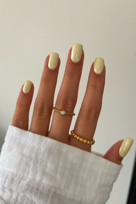 chrome butter yellow nails Short Nails Color Ideas Summer, Cute Manicure Designs, Yellow Almond Nails Summer, Pale Yellow Nails With Chrome, Summer Gel Nails Chrome, Yellow Chrome Nails Square, Short Yellow Chrome Nails, Yellow Summer Nails Short, Short Nail Colors Summer