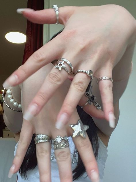 Rings Silver Chunky, Styling Rings Silver, Silver Jewelry Outfits, Silver Ring Stack Chunky, Chunky Jewelry Aesthetic Silver, Julery Aesthetic, Silver Rings Stack Aesthetic, Metal Mixing Jewelry, Funky Jewelry Silver