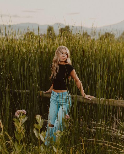 Senior photos for the beautiful @jaedyn_symons 🌞🫐🥝 pt.1 Tree Farm Senior Pictures, Mom And Daughter Senior Photo Ideas, Senior Picture With Mirror, Steer Senior Pictures, Fall Flower Top Photoshoot, Fall Pictures Senior Pics, Photoshoot Poses Senior Pics, Fall Senior Pictures Outfits Jeans, Personality Senior Pictures