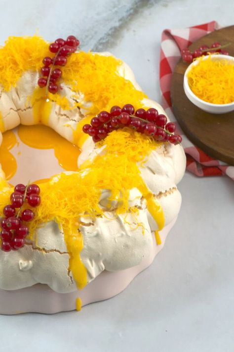 Já sabe o que preparar como sobremesa para a Páscoa? Esta pavlova de Páscoa é a receita ideal!   𝗖𝗹𝗶𝗾𝘂𝗲 𝗻𝗼 𝗹𝗶𝗻𝗸 𝗽𝗮𝗿𝗮 𝘃𝗲𝗿 𝗮 𝗿𝗲𝗰𝗲𝗶𝘁𝗮 𝗰𝗼𝗺𝗽𝗹𝗲𝘁𝗮 𝗲 𝗻𝗮̃𝗼 𝘀𝗲 𝗲𝘀𝗾𝘂𝗲𝗰̧𝗮 𝗱𝗲 𝗻𝗼𝘀 𝘀𝗲𝗴𝘂𝗶𝗿!  #receitassaudáveis #receitas #receitasportuguesas #receitasfaceis #receitassaborosas #receitasgostosas #receitasinteressantes #receitasvegetarianas #melhoresreceitas #receitasrápidas White Cakes, Egg White, Egg Whites, Pavlova, Bananas, A P, Egg, Cake, White