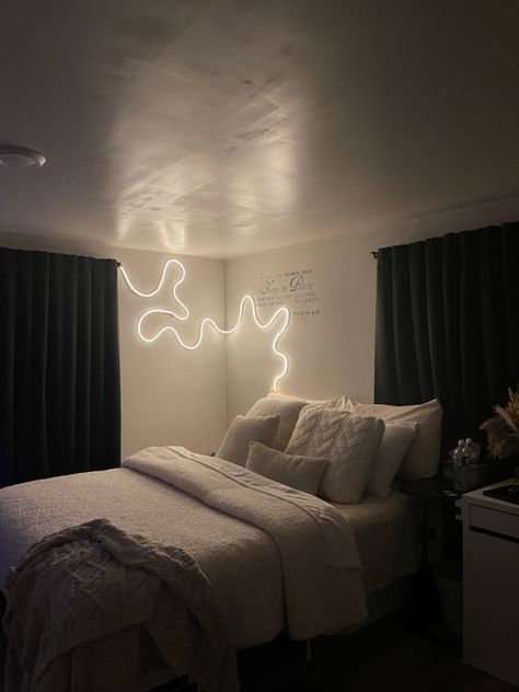 Minimalist Neon Bedroom, Neon Light Headboard, Neon Light Room Aesthetic, Neon Strip Lights Design, Bedroom Inspirations Neon Lights, Room Ideas Neon Lights, Bedroom Decor For Small Rooms Minimalist, Room With No Headboard, Alternative Room Lighting