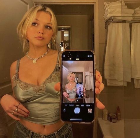 Instagram Mirror Selfie, Spiegel Selfie, Mirror Selfie Poses, Selfie Poses Instagram, Selfie Inspo, Poses Instagram, Pic Pose, Foto Poses, Best Photo Poses