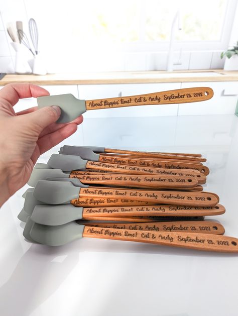 The cutest wedding favors for your guests!  Perfect for a fall wedding! Engrave the memory of your special day in the hearts of your guests with this mini spatula they can use in their own kitchens! Also a unique favor for a bridal shower with a baking or cooking theme.  We can engrave on both sides for the same price, just let us know what text for each side. If you need a specific kind of font or small icon, we can work with you also, just send us a message. Spatulas are approx. 8 inches long Bridal Shower Host Gifts, Gift Ideas For Bridal Shower Games, Unique Bridal Shower Favors For Guests, Unique Wedding Guest Favors, Italian Themed Bridal Shower Favors, Western Bridal Shower Favors, Fall Wedding Favours, Party Favors For Bridal Shower Guests, Favors For Bridal Shower Guests