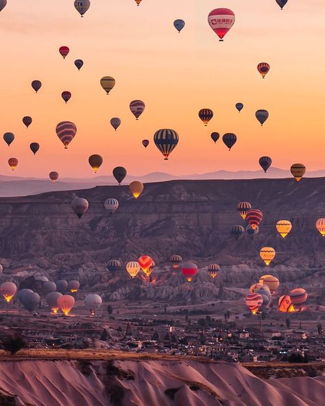 Cappadocia Turkey, Travel Wallpaper, Turkey Travel, Hot Air Balloons, Air Balloons, Jolie Photo, Jackson Hole, Survival Kit, Travel Aesthetic