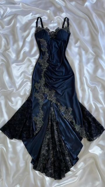 xoxofitz on Instagram: "Dark Fairy Enchantress Dress 🧚‍♂️🌌 Available through link in bio ☁️ #vintage #fyp #dress #fairy" Prom Dress Floral Lace, Blue Dress Medium Length, 1800s Gothic Fashion, Siren Outfit Ideas, Prom Dress 2000s, Bodice Outfit, Romantic Goth Dress, 90s Prom Dress Grunge, Casino Night Outfit