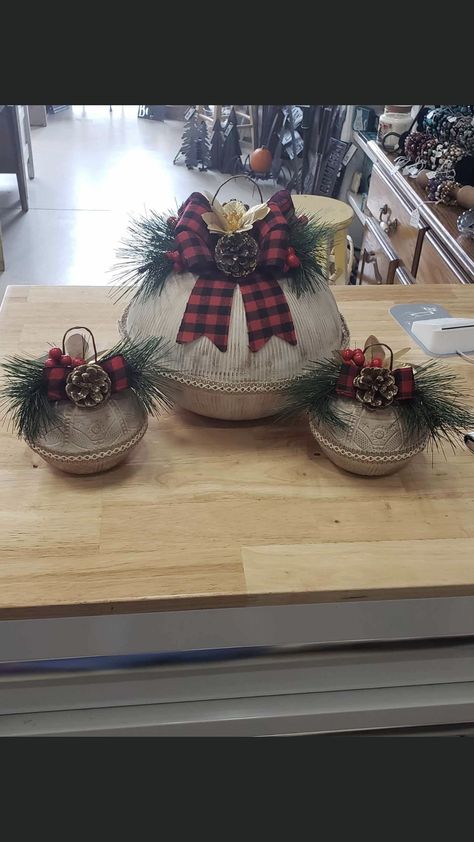 Dollar Store Bowl Ornaments, Dollar Tree Punch Bowl Ornament, Mass Gifts, Diy Christmas Ball, Large Christmas Ornaments, Tree Projects, Dollar Tree Christmas Decor, Christmas Crafty, Bazaar Ideas