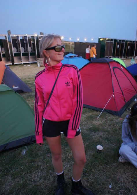 Festival Outfit Sequin, Layered Festival Outfit, Boomtown Outfit Ideas, Boiler Room Outfit Aesthetic, Chilled Festival Outfits, Australian Festival Fashion, Reading Festival Outfit Ideas, All Points East Festival Outfit, Boomtown Aesthetic