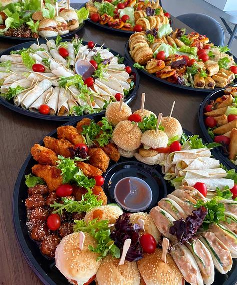 Make 25 platters, only gets a picture... - The Savoury Mama Party Snacks Platters, American Food Platter, Outdoor Party Food Platters, Food For Parties Birthday, Savoury High Tea Food, Bring A Platter Party, Cold Meat Platter Ideas For Christmas, Savoury Finger Food Platters, Savoury Food Platters