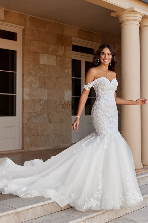 Mermaid Wedding Dress Off The Shoulder White Lace, Wedding Dresses Sweetheart Neckline Off The Shoulder, Wedding Dress With No Lace, Off White Mermaid Wedding Dress, Chaldean Wedding Guest Dress, Wedding Venues Neutral, Lacy Wedding Dresses Mermaid, Mermaid Fit And Flare Wedding Dress, Mermaid Aline Wedding Dress