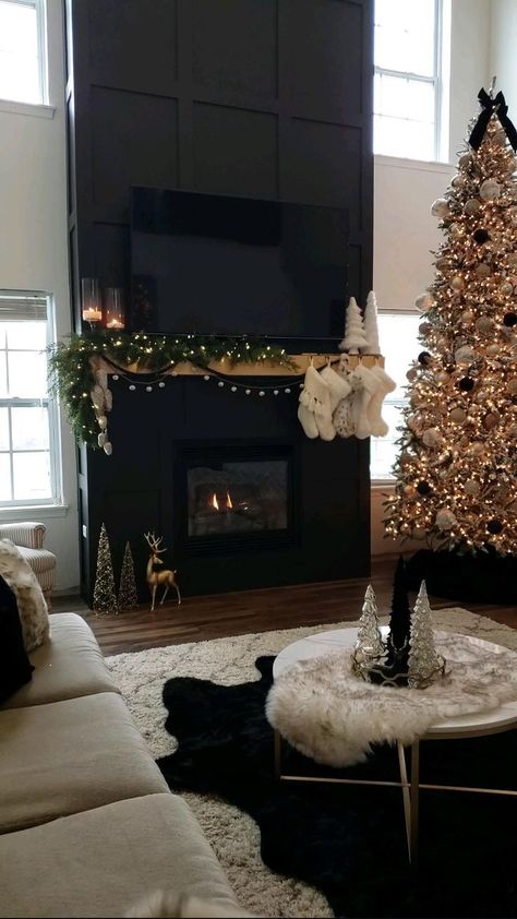 Black Christmas Tree, Lights For Christmas, Living Room Christmas, Black Fireplace, Christmas Fireplace Decor, Christmas Decor Inspiration, Christmas Themes Decorations, Christmas Fireplace, Home Fireplace