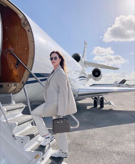 Private Jet Aesthetic, North Carolina Resorts, Wealthy Woman, Private Jet Travel, Rock Women, Jet Girl, Jet Privé, Air Port Outfit, Business Class Flight