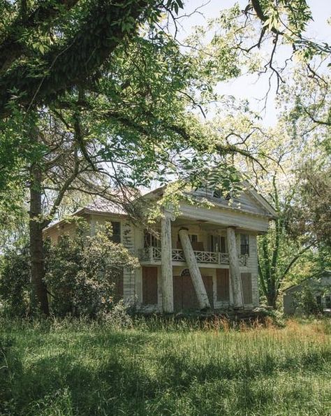 Abandoned Mansions In The Woods, Creepy Abandoned Houses, Abandoned Haunted Places, Old Abandoned Mansions, Moat Around House, Old Victorian Homes Abandoned Mansions, Abandoned Houses Interior, Haunted Mississippi, Old Mansions For Sale