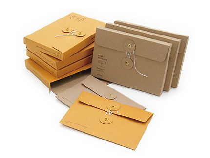 Feast your eyes on these gorgeous kraft envelope sets, travel journals and sticker labels by Midori Japan. Buch Design, How To Make An Envelope, Envelope Box, Instruções Origami, Envelope Art, Folder Design, 카드 디자인, Custom Envelopes, Gift Envelope