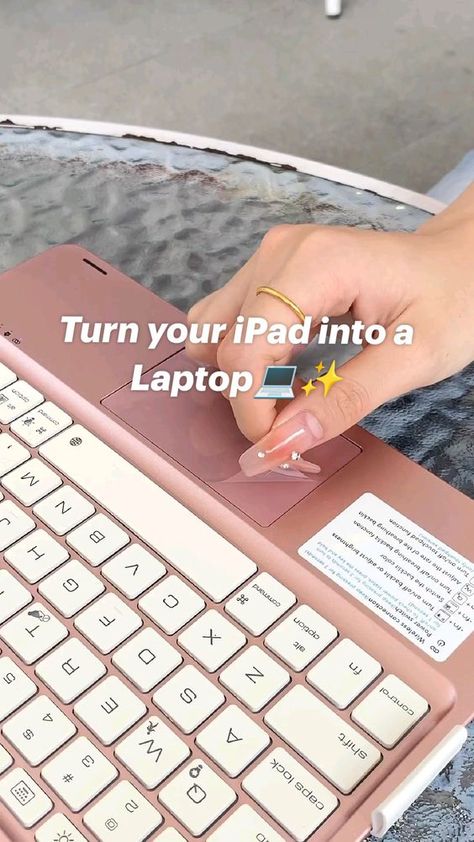 cute iPad case 👇🏻 Ipad Pro 13 Inch Aesthetic, Keyboard Case For Ipad, I Pad Accessories Aesthetic, Cute Ipad Cases With Keyboard, Make Ipad Aesthetic, Ipad As Laptop, Ipad Laptop Setup, Ipad Assessories Awesome, Cute Apple Pencil Case