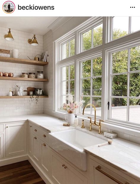 White U Kitchen, Country Style Sink, Window By Sink Kitchen, Backsplashes For White Kitchens, Windows Above Sink In Kitchen, Cottage Kitchen Decor Ideas, Kitchen Design With Window, Kitchen Design Farmhouse Style, Windows Above Kitchen Sink