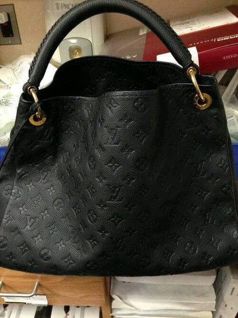 I'm in love!! Τσάντες Louis Vuitton, Sac Michael Kors, Sac Louis Vuitton, Louis Vuitton Empreinte, Favorite Handbags, Beautiful Handbags, Lv Handbags, Cute Purses, Purses Designer