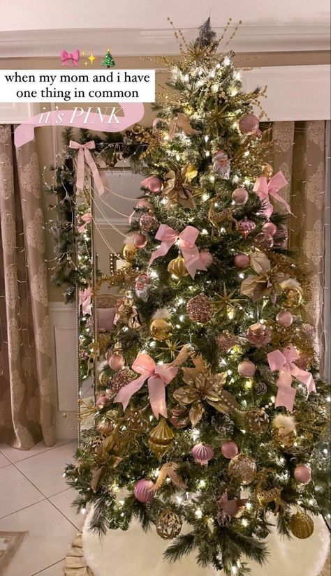 Pink Tree Decorations Decorating Ideas, Pink Aesthetic Christmas Tree, Love Shack Fancy Christmas Tree, Pink Decorated Christmas Tree, Coquette Christmas Tree, Pinkmas Tree, Pink Tree Decorations, Christmas Room Aesthetic, Christmas Tree With Bows