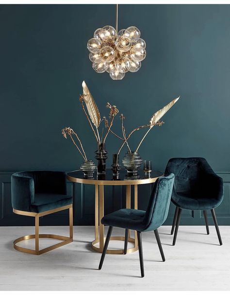 Dark green dark teal accent wall brushed brass gold finishes and furniture with vintage Art Deco chairs and lighting #decor #artdeco #midcentury #modern #brass #gold #homedecor #interiordesign  #キンバリー　#スタッフォード #スタッフォードキンバリー　#キンバリーダイアン Interior Art Deco, Arte Art Deco, Art Deco Style Interior, Art Deco Living Room, Art Deco Interior Design, Decoration House, Deco Salon, Art Deco Home, Deco Furniture