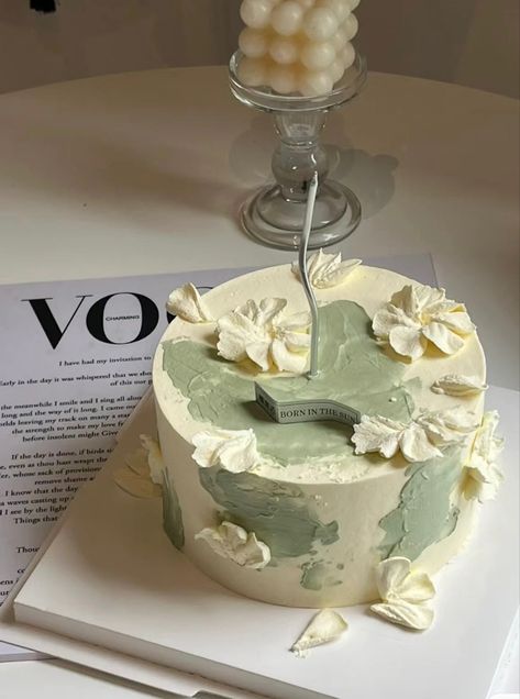 Minimalist Cake Design, Beige Cake, Decorate A Cake, Coquette Vibes, Birthday Cake Decorating Ideas, Vintage Birthday Cakes, Cake Cafe, Green Cake, Mini Cakes Birthday