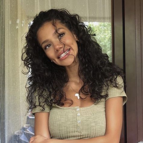 Mixed Girl Faceclaims, Stella Alonso, No Make Up Make Up Look, Twisted Lies, Cabello Afro Natural, Twisted Series, Pelo Afro, Hairdos For Curly Hair, Curly Girl Hairstyles