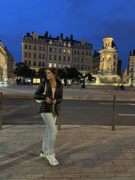 France Night Aesthetic, France Aesthetic Night, Lyon France Aesthetic, France Night, France Outfits, France Aesthetic, Aesthetic Tiktok, Lyon France, Trendy Street Style