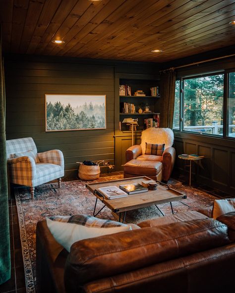 Cozy Cabin Living Room, Log Cabin Living Room, Log Cabin Living, Log Cabin Interior, Cabin Living Room, Cabin Aesthetic, Cabin Bedroom, Casa Country, Cabin Interiors