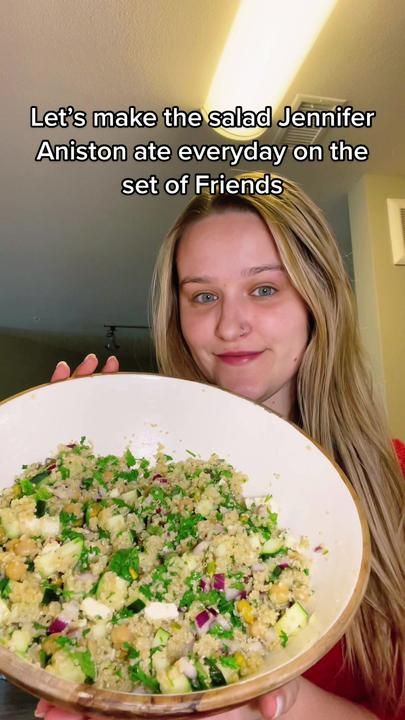 This salad is actually AMAZING 🥗 - no joke. Ingredients and measuring portions are all listed in the video ♥️ #salad #saladrecipe #jenniferanistonsalad #friendstvshow #jeniferaniston Jennifer Aniston Salad Recipe, Jennifer Aniston Salad, Aniston Salad, Low Calorie Salad, Clean Lunches, Quinoa Recipes Healthy, Jenifer Aniston, Food Infographic, Keto Recipes Dinner