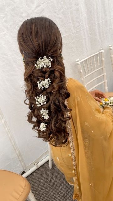 HairByMahira👑 on Instagram: "Everyone loved my recent so he’s a clear video of the back!💕 @pakistanstreetstyle @pakistanvogue @pakistanibridalinspo @pakistanbeauty__ @bridal_inspo2022 @bride #hairstyles #manchesterhairstylist #hairlove #bridalhair #partyhair #picoftheday #hairoftheday #foryou #hairstylist #bridalupdo #pakistaniwedding #pakistanifashion #pakistanifashion #oldhamhairstylist #love #asianwedding #bridalshoots #collab #hollywoodwaves #waves #hollywoodwaveshairstyle #bridalhairstyl Mehendi Night Hairstyle, Mehndi Event Hairstyles, Desi Wedding Hairstyles For Long Hair, Wedding Hair Pakistani, Desi Bridal Hairstyles, Hairstyles For Pakistani Wedding, Mehndi Bride Hairstyles, Dholki Hairstyles, Pakistani Hairstyles Wedding