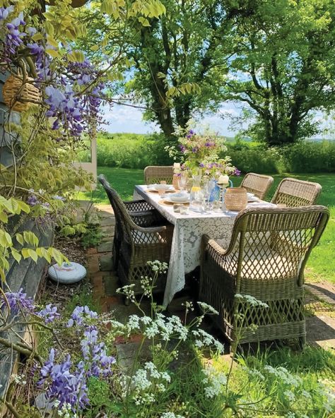 A creative blogger and Instagrammer shares her life lived in an enchanted English countryside cottage. See cottagesandbungalowsmag.com for more. English Countryside Cottage, English Countryside Home, Country Cottage Garden, England Countryside, English Country Cottage, Countryside Cottage, Cottage Aesthetic, Cottage Inspiration, Country Cottage Style