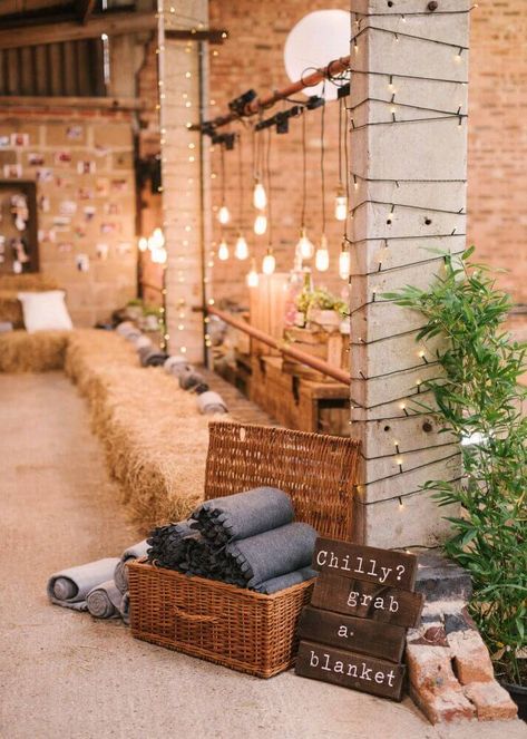 25 Creative DIY Wedding Ideas https://www.southerncrushathome.com/25-diy-wedding-projects/ Winter Wedding Trends, Rustic Barn Wedding Decorations, Colorful Wedding Flowers, Barn Wedding Decorations, Rustic Wedding Diy, Hay Bales, Rustic Barn Wedding, Barn Wedding Venue, Rustic Barn