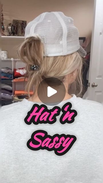 Suzy Turner 🔆 Makeup • Skincare • Hair 🔆 on Instagram: "Feeling Hat‘n Sassy these days for sure! 😂 gotta love some great hat hairstyles for days we want to keep it cute and quick! #hathair #hatstyle #hats #hairstyle #hair #clawclip #hairtutorial #hairtips #cutehair #crocodilerock #seintartist" Hair Through Hat, Rainy Day Hat Hairstyles, Hat And Clip Hairstyle, Claw Clip With Hat Short Hair, Hair In A Hat How To Wear Your, Shoulder Length Hair Baseball Cap, Ways To Wear Hair With Baseball Cap, Baseball Hat Hairstyles Short Shoulder Length, Hairstyles For Baseball Hats