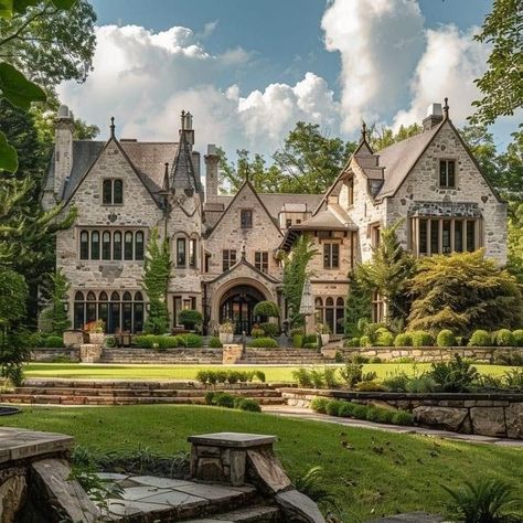 Old Mansion Exterior, Cool House Exterior, Club Atmosphere, Boat Outfit, Cottage Mansion, Yacht Outfit, Old Money Aesthetics, Country Club Aesthetic, Mansion Aesthetic