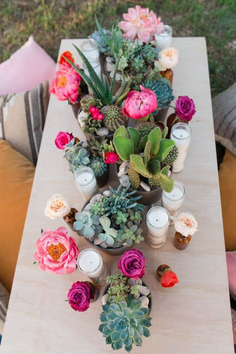 BOLD & VIBRANT PINK BOHEMIAN WEDDING STYLING IDEAS | PHOTOGRAPHY: http://www.eureka-photography.com Cactus Party, Bohemian Style Wedding, Boda Mexicana, Succulent Wedding, Deco Floral, Bohemian Wedding, Decoration Table, Wedding Shower, Wedding Centerpieces