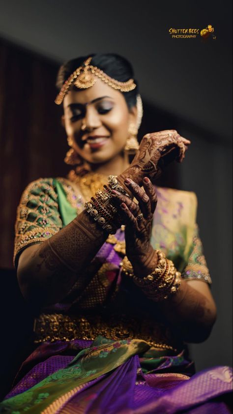 Bride Mekup Pose, Bride Indoor Photoshoot, Bride Candid Poses, Bride Traditional Poses, Bride Poses Indoor, Bride Photoshoot Indoor, Bride Poses Indian Wedding In Saree, Bride Getting Ready Photos Indian, Indian Wedding Bride Photoshoot