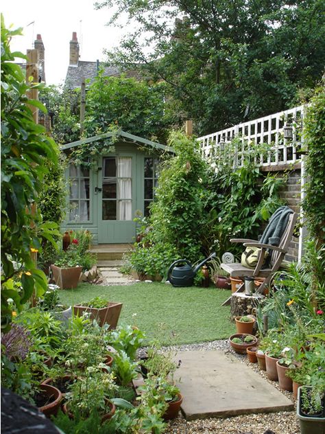 Kleine tuin vol groen Small Garden With Shed, Small Garden Inspiration, Small Back Gardens, Garden Ideas Uk, Townhouse Garden, Small Garden Landscape, Narrow Garden, Small Courtyard Gardens, Courtyard Gardens Design