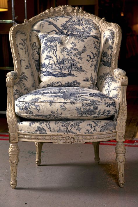 French Country Rug, Cottage Shabby Chic, French Country Living Room, Bergere Chair, French Chairs, Country Living Room, Antique Chairs, French Country House, Chair Upholstery