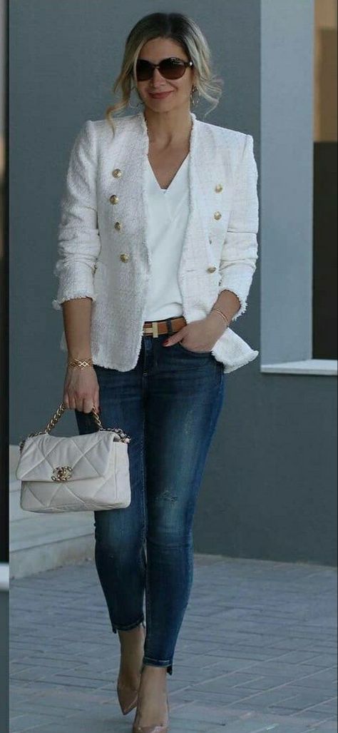 Balmain Blazer Outfits, White Jacket Outfit, Casual Elegant Outfits, White Blazer Outfits, Chanel Blazer, Casual Trendy Outfits, Tweed Jackets, Stylish Outfits For Women Over 50, Elegant Outfit Classy