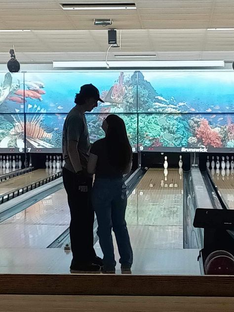 Couple First Date Pics, First Date Astetic, Couples Bowling Pics, Couple Bowling Pictures, Couple Bowling Aesthetic, Bowling Date Aesthetic, Double Date Aesthetic, Cute Date Aesthetic, First Date Aesthetic