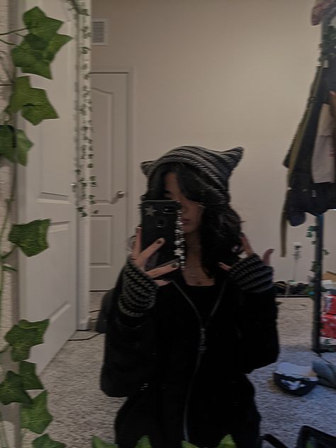 How To Style A Beanie Outfit Ideas, Cat Ear Beanie Outfit, Asian Pfp Aesthetic, Dark Teen Aesthetic, Grunge Mirror Selfie, Grunge Girls, Grunge Girl Aesthetic, Cat Ear Beanie, Ear Beanie