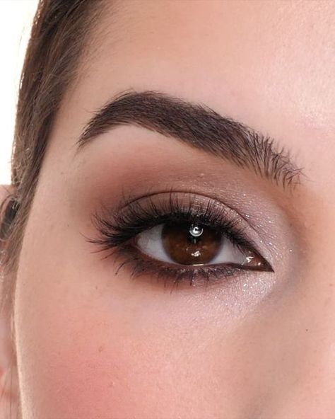 Smokey Eye Brown Eyeshadow, Natural Eyeshadow Brown Eyes, Subtle Brown Eyeshadow, Brown Eyeshadow For Blue Eyes, Smokey Eye Subtle, Smoky Eyeshadow Look, Smoky Under Eyeshadow, Minimalist Smokey Eye, Darker Eye Makeup