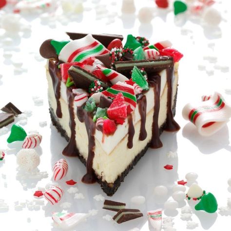 Festive New York-Style Cheesecake White Christmas Cheesecake, Holiday Cheesecakes Christmas, Christmas Strawberry Cheesecake, Holiday Cheesecake Recipes Thanksgiving, Festive Cheesecake Recipes, Christmas Cheesecake Cupcakes, Cheesecakes For Christmas, Birthday Cheesecake Decoration, Christmas Cheesecake Ideas