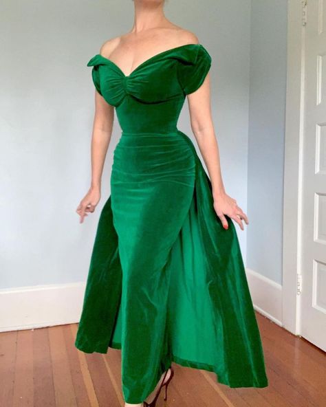 Good morning! Remembering this utterly spectacular 1940s luscious green cotton velvet evening gown that sold a while back. What a beauty…… | Instagram 1950s Dress Formal, Hollywood Glam Dress, 50s Dress Pattern, 1940s Evening Dresses, Velvet Evening Gown, Vintage Evening Gowns, Glam Dress, Evelyn Hugo, 1930s Dress