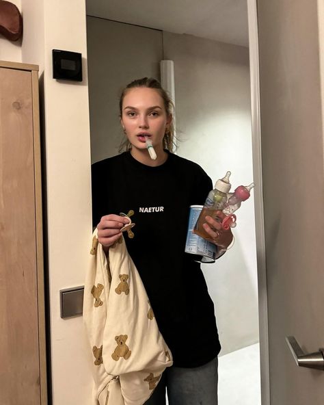 Romee Strijd Instagram, Iskra Lawrence, Romee Strijd, Fashion Family, The Fam, Powerful Women, Women Empowerment, Mom Life, Cute Wallpapers