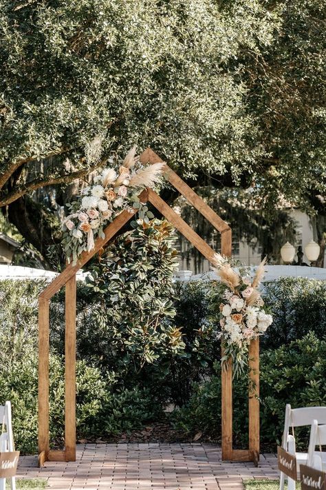 Wood Wedding Arches, Wooden Wedding Arches, Wedding Arch Ideas, Wedding Decor Diy, Rustic Wedding Decor Diy, Wedding Arches Outdoors, Diy Wedding Arch, Wedding Arbors, Wedding Archway