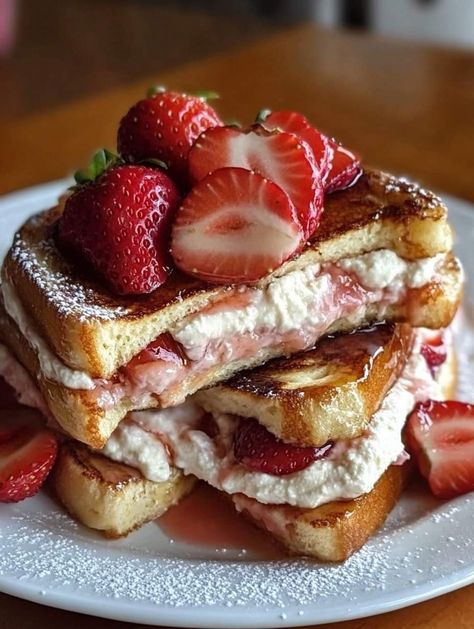 Cheesecake Stuffed French Toast, Cheesecake French Toast, Strawberry French Toast, Easy French Toast Recipe, French Toast Ingredients, Gordon Ramsay Recipe, Stuffed French Toast, Banana Cheesecake, French Toast Recipe