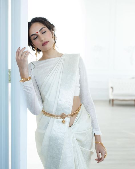 How To Nail An Off-White Silk Saree Look! • Keep Me Stylish White Silk Saree, White Saree Wedding, Kerala Wedding Saree, Christian Bridal Saree, Saree Jacket Designs, Saree Jackets, Wedding Saree Blouse Designs, Wedding Saree Blouse, Wedding Saree Collection