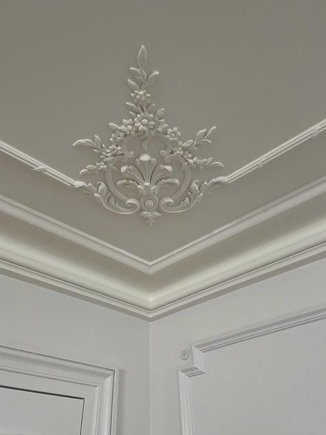 French Moulding Wall Bedroom, Plaster Molding Ceiling, French Style Ceiling Design, Parisian Ceiling Moulding, French Ceiling Design, French Wall Molding, Trim On Ceiling, Parisian Ceiling, Ceiling Trim Molding